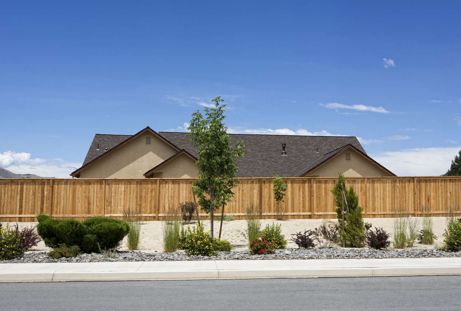 The Architecture of Modern Perimeter Security: A Comprehensive Guide to Intelligent Residential Fencing